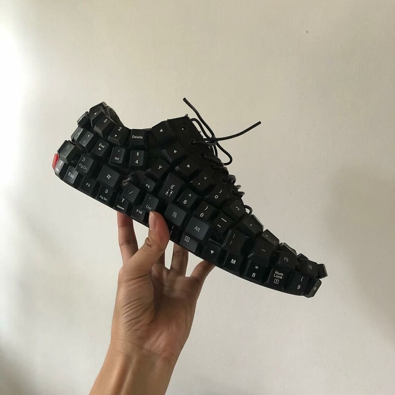 Seniman Alfaz Syam membuat berbagai benda dengan aksesoris keyboard. Keyboard disulap menjadi beragam benda menarik ini.