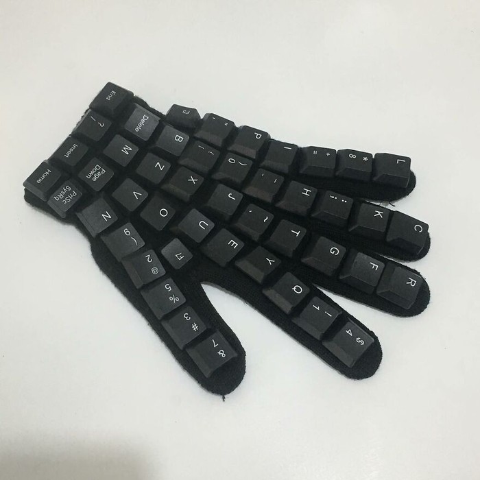 Seniman Alfaz Syam membuat berbagai benda dengan aksesoris keyboard. Keyboard disulap menjadi beragam benda menarik ini.