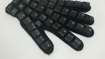 Sarung tangan yang makin keren ditempel keyboard seperti ini. Foto: skatesuckers via Bored Panda