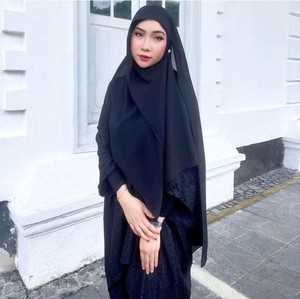 Kisah Pramugari Jadi Mualaf Usai Antar Jamaah ke Jedah, Pakai Hijab