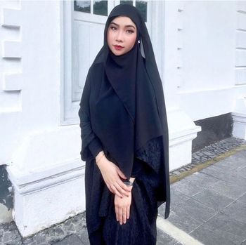 Kisah perjalanan hijrah Nur ELisha Zulaikha viral di media sosial.