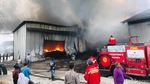 Kobaran Api Lalap Pabrik Minyak Kelapa di Mojokerto
