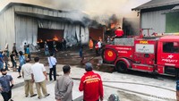 Hingga pukul 13.25 WIB, api belum bisa dipadamkan/Foto: Enggran Eko Budianto/detikJatim