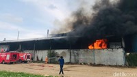 Saat asam hitam membubung dalam kebakaran pabrik minyak kelapa di Mojokerto/Foto: Enggran Eko Budianto/detikJatim