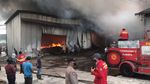 Kobaran Api Lalap Pabrik Minyak Kelapa di Mojokerto