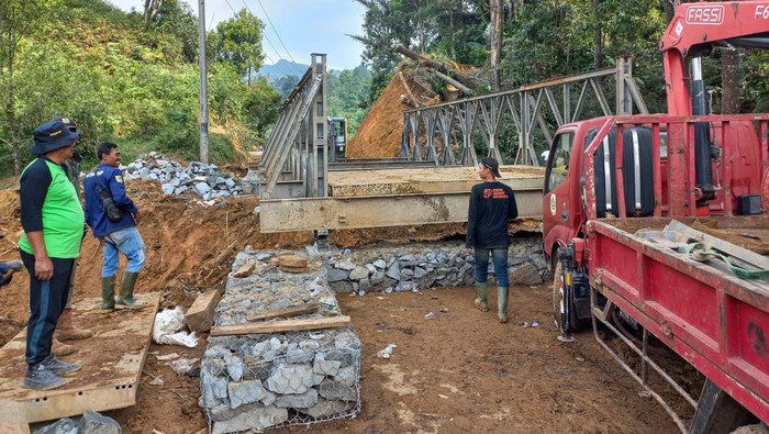 Kondisi jembatan di Leuwiliang, Bogor, Jawa Barat yang rusak pascalongsor.