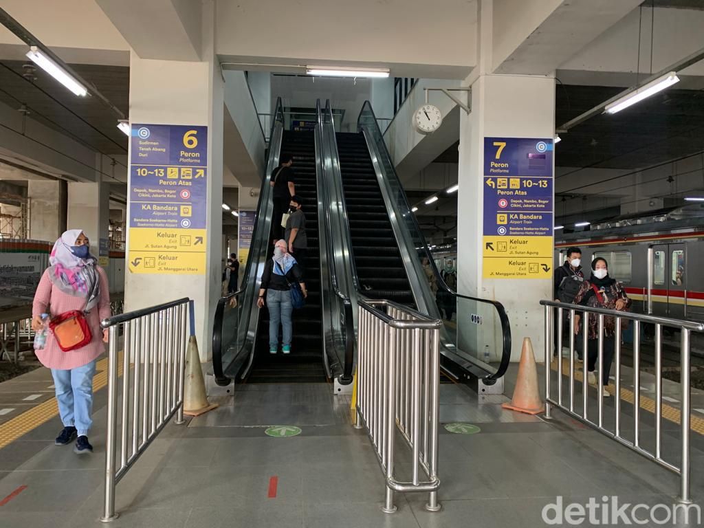 Kondisi Stasiun Manggarai, Jaksel. Eskalator sudah hidup. 4 Juli 2022. (Mulia Budi/detikcom)