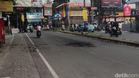 Masyarakat pun sudah lalu-lalang. Sepeda motor yang terbakar di pinggir jalan telah dievakuasi. Foto: Tim detikJateng