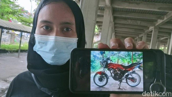 Korban menunjukkan gambar motornya yang hilang.