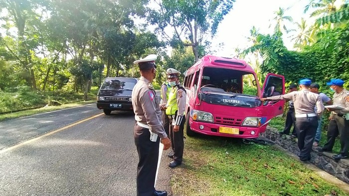 Mobil travel yang mengalami kecelakaan tunggal di Jalan Denpasar Gilimanuk, Candikusuma, Melaya, Senin (4/7/2022)