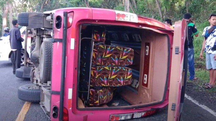 Mobil travel yang mengalami kecelakaan tunggal di Jalan Denpasar Gilimanuk, Candikusuma, Melaya, Senin (4/7/2022)