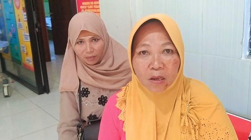 Mariami (50) salah satu penumpang mobil travel yang mengalami kecelakaan di Jalan Denpasar-Gilimanuk, Desa Candikusuma, Kelurahan Melaya, Jembrana, Bali, Senin (4/7/2022).