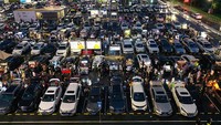 Foto udara ini menunjukkan orang-orang yang menjual barang-barang dari bagasi mobil mereka di sebuah tempat parkir di Shenyang, Liaoning, China, Sabtu (2/7/2022) waktu setempat.  