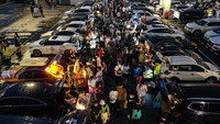 Lahan parkir di China diubah jadi pasar dadakan. Ratusan orang menjual barang-barang mereka dari bagasi mobil.  
