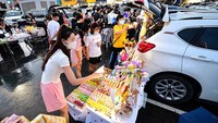 Yang dijual beragam, mulai dari pernak-pernik, pakaian, hingga makanan.  