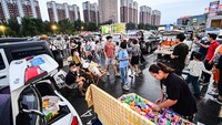 Warga China terpantau ramai mengunjungi festival jualan dari mobil ini.  