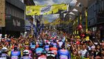 Lihat Lagi Euforia Warga Denmark Saat Pebalap Tour de France Melintas