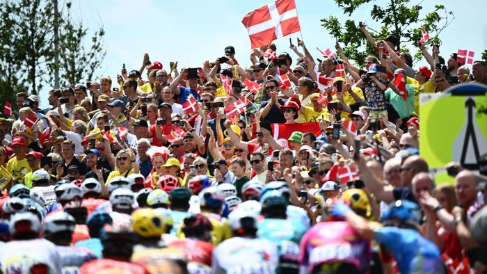 Lihat Lagi Antusiasme Denmark Saat Dilintasi Pebalap Tour de France Illustration picture shows the pack of riders in action during stage three of the Tour de France cycling race, 182km from Vejle to Sonderborg, Denmark on Sunday 03 July 2022. This year's Tour de France takes place from 01 to 24 July 2022 and starts with three stages in Denmark.
BELGA PHOTO JASPER JACOBS (Photo by JASPER JACOBS / BELGA MAG / Belga via AFP) (Photo by JASPER JACOBS/BELGA MAG/AFP via Getty Images)