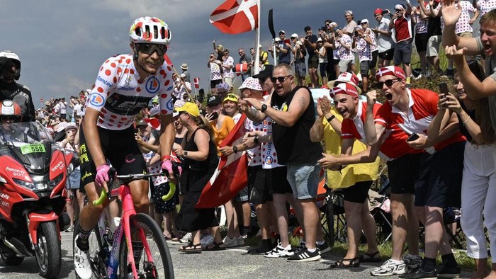 Lihat Lagi Antusiasme Denmark Saat Dilintasi Pebalap Tour de France EF Education-Easypost team's Danish rider Magnus Cort Nielsen wearing the climber's dotted jersey competes during the 3rd stage of the 109th edition of the Tour de France cycling race, 182 km between Vejle and Sonderborg in Denmark, on July 3, 2022. - Danish rider Magnus Cort Neilsen led the the Tour de France through colossal crowds as stage three ran through the region of Jutland with Dutch rider Wout van Aert hoping to protect the overall leader's yellow jersey. - Denmark OUT (Photo by Nils Meilvang / Ritzau Scanpix / AFP) / Denmark OUT (Photo by NILS MEILVANG/Ritzau Scanpix/AFP via Getty Images)