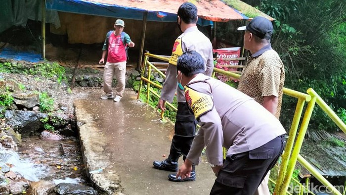 Lokasi batu jatuh di Air Terjun Tirtosari