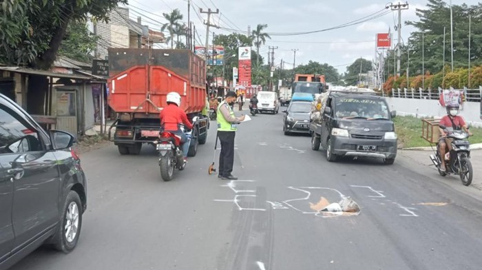 Lokasi kecelakaan pemotor tewas usai tertabrak truk di Bogor