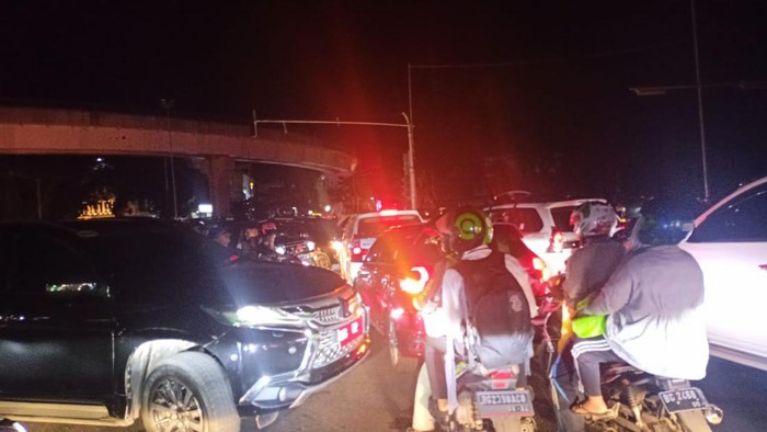Lalu lintas yang macet akibat listrik padam di simpang 5 DPRD, Palembang. (foto: istimewa)
