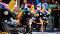 Funtime Unicorns berbentuk seperti mainan kuda-kudaan, namun karya sang seniman adalah kuda poni.  Foto: Getty Images/Roy Rochlin
