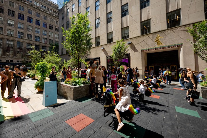 Main Kuda-kudaan di Pusat Kota New York NEW YORK, NEW YORK - JUNE 29: A child plays on artist Derrick Adams's newly installed Funtime Unicorns at the Channel Garden in Rockefeller Center on June 29, 2022 in New York City. The Funtime Unicorns installation will be in Rockefeller Center until September 9th. (Photo by Roy Rochlin/Getty Images)