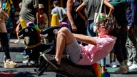 Karya seni instalasi yang bernama Funtime Unicorns dipamerkan di depan Rockefeller Center, di tengah pusat kota New York, mulai 29 Juni 2022.  Foto: Getty Images/Roy Rochlin