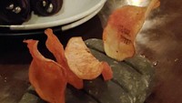 Terlalu unik, restoran ini menyajikan keripik kentang di atas batu yang keras. Diselipkan di antara goresan batu, menu ini hanya menyajikan empat buah keripik kentang saja. Foto: Bored Panda