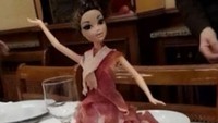 Restoran shabu-shabu ini memiliki konsep penyajian yang terlalu unik. Dagingnya dibalutkan pada tubuh boneka Barbie yang membuatnya seolah seperti gaun. Foto: Bored Panda