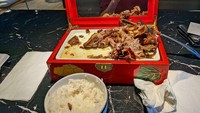 Daging di restoran ini disajikan pada sebuah kotak riasan yang aneh. Bahkan saat sedang makan pelanggannya bisa sambil melihat dirinya pada cermin. Foto: Bored Panda