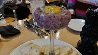 Restoran ini menerapkan penyajian makanan secara terbalik dengan gelas cocktail. Bagian yang seharusnya menjadi wadah minuman justru diletakkan di bawahnya. Bagian kakinya yang diatas dililitkan daging cincang dan telur mentah. Foto: Bored Panda