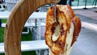 Seolah gantung diri, restoran ini bermaksud untuk memamerkan donatnya yang melimpah dengan keju yang meleleh. Di bagian bawahnya terdapat wajan kecil berisi saus tomat. Tetapi pelanggannya justru mengeluhkan penyajian seperti ini. Foto: Bored Panda