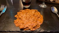 Bernama Curry On A tile hidangan yang satu ini dikatakan tampak seperti muntahan. Disajikan tak beraturan di atas wadah datar, pelanggannya menyebut menu ini mirip dengan muntahan anjingnya. Foto: Bored Panda