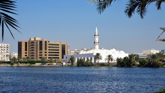 Jeddah, Mecca Region, Saudi Arabia: Juffali Mosque, also known as Qisas mosque as beheadings are held in its car park. Qisas is a sharia principle requiring equal retaliation. Al-Balad district, by al-Arbaeen Lake. Architect Abdel-Wahed El-Wakil. Al-Jaffali masjid.