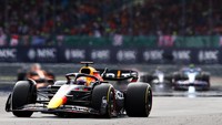 Max Verstappen menyelesaikan F1 GP Inggris 2022 di urutan ketujuh. Podium pertama disabet Carlos Sainz Jr. dari tim Ferrari. (Foto: Getty Images/Clive Rose)