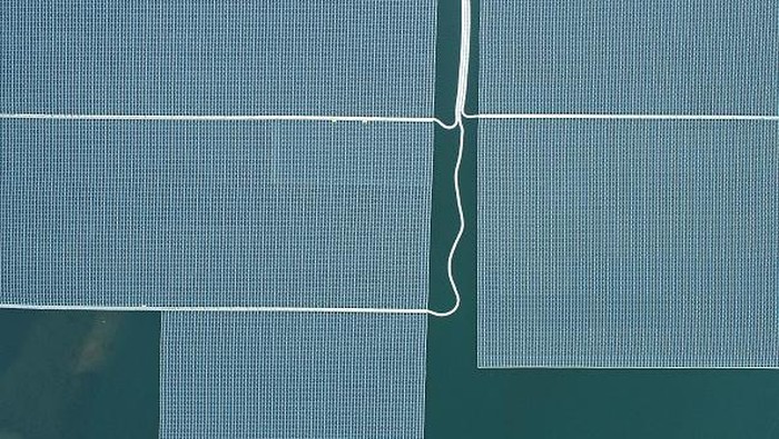 Megahnya Ladang Panel Surya Terapung Punya China YINCHUAN, CHINA - JULY 02: Aerial view of a floating photovoltaic power station at Ningdong power plant on July 2, 2022 in Yinchuan, Ningxia Hui Autonomous Region of China. The project covers a water area of 300 mu with an installed capacity of 17.94 megawatts. (Photo by Yuan Hongyan/VCG via Getty Images)