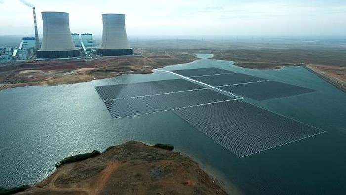 YINCHUAN, CHINA - JULY 02: Aerial view of a floating photovoltaic power station at Ningdong power plant on July 2, 2022 in Yinchuan, Ningxia Hui Autonomous Region of China. The project covers a water area of 300 mu with an installed capacity of 17.94 megawatts. (Photo by Yuan Hongyan/VCG via Getty Images)