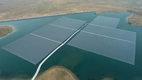 Proyek ladang panel surya ini mencakup wilayah perairan seluas 20 hektare. Pembangkit ini berkapasitas listrik sebesar 17,94 megawatt.  
