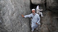 Untuk menuju Gua Hira, telah dibuatkan anak tangga yang menghubungkan kampung terakhir dengan puncak Jabal Nur. Meskipun sudah ada anak tangga, bagi yang tak terbiasa dengan kegiatan fisik, harus pintar-pintar mengatur strategi. Jangan langsung memforsir fisik dengan terus naik ke atas. Lebih baik luangkan waktu sejenak tiap beberapa puluh langkah untuk beristirahat.  