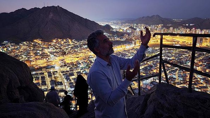 MECCA, SAUDI ARABIA - JULY 04: Prospective pilgrims visit the Hira cave at the top of Noor Mountain, as Muslims continue their worship to fulfill the Hajj pilgrimage in Mecca, Saudi Arabia on July 04, 2022. Muslims pray in the cave on the mountain after completing an hour-long hard journey, as it is believed that the Prophet Muhammad heard his first revelation from God while atop Noor Mountain and that he received the divine inspiration to spread Islam in the Cave of Hira. (Photo by Ashraf Amra/Anadolu Agency via Getty Images)