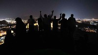 Jarak antara Gua Hira dengan Kabah di Masjidil Haram, apabila ditarik garis lurus, yakni 5,24 Km. Dari pusat kota Mekah perjalanan darat dengan kendaraan ke kampung terdekat sebelum naik ke bukit Jabal Nur cukup memakan waktu tak kurang dari 20 menit.  
