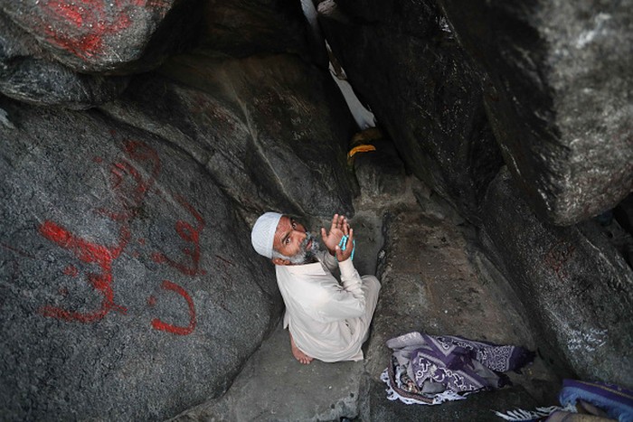 Populer: Coret-coretan Tulisan 'Depok' di Gua Hira Arab Saudi