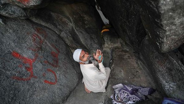 Pasalnya di tempat itu Nabi Muhammad SAW mendapatkan wahyu pertama. Iqra atau dalam bahasa indonesia berarti Bacalah. Pasalnya di tempat itu Nabi Muhammad SAW mendapatkan wahyu pertama. Iqra atau dalam bahasa indonesia berarti Bacalah.