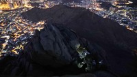 Pendakian Gua Hira umumnya memakan waktu satu sampai dua jam, tergantung pada kemampuan fisik dan banyaknya frekuensi istirahat. Jangan lupa membawa senter atau paling tidak memaksimalkan fasilitas flash light pada kamera ponsel saat mendaki menuju Gua Hira sebab dari bawah sampai ke puncak Jabal Nur, tidak ada satu pun lampu penerangan.