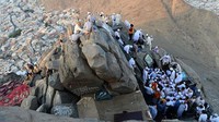 Umat Muslim berdoa di Gua Hira setelah menempuh perjalanan selama satu jam.  