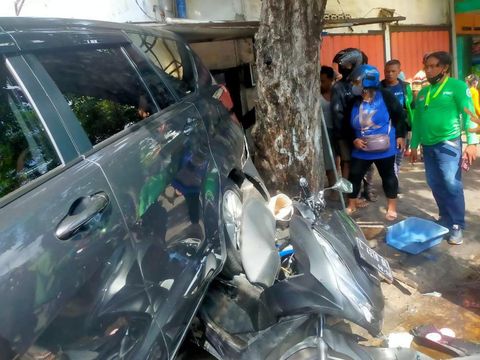 Mobil atret dan melindas 4 motor di Kapas Krampung Surabaya