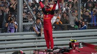 Kemenangan ini amat bersejarah bagi Sainz. Driver Spanyol itu untuk pertama kalinya merebut podium pertama sejak tampil di ajang F1 pada 2015. (AP/Matt Dunham)