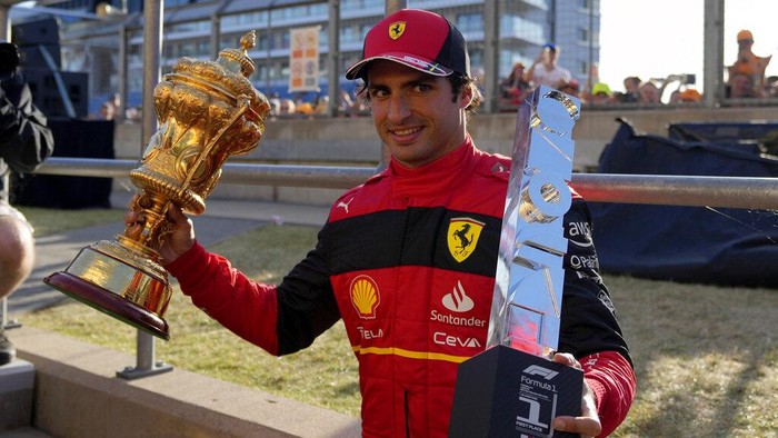 Momen Carlos Sainz Sabet Podium Pertama di F1 GP Inggris Ferrari driver Carlos Sainz of Spain crosses the finish line to win the British Formula One Grand Prix at the Silverstone circuit, in Silverstone, England, Sunday, July 3, 2022. (AP Photo/Frank Augstein)